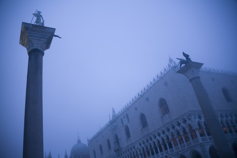 Italien, Venedig, Markusplatz mit Dogenpalast, neblig, lizenzfreies Stockfoto