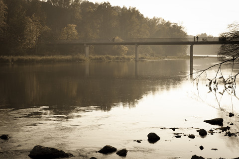 Deutschland, Bayern, Menschen auf Isarbrücke, lizenzfreies Stockfoto