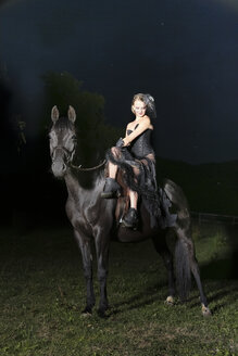 Junge Frau auf einem Pferd mit Korsage - FCF000229
