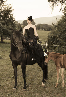 Junge Frau auf einem Pferd mit Korsage - FCF000230
