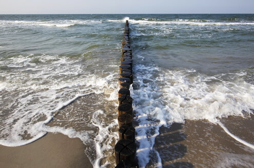 Deutschland, Mecklenburg-Vorpommern, Ostsee, Wellenbrecher - JTF000529