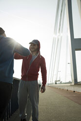 Junger Mann und Teenager auf Brücke - UUF000405