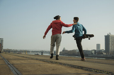 Junger Mann und Teenager mit Skateboard - UUF000448