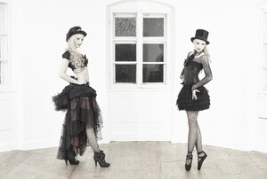 Zwei Tänzerinnen in altmodischen Kleidern - FCF000157