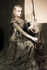 Porträt einer jungen Frau mit Spinnrad - FCF000156
