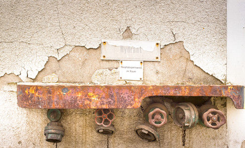 Absperrventile einer alten Fabrik, lizenzfreies Stockfoto