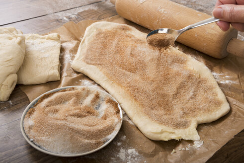 Sprinkling yeast dough with sugar and cinnamon powder - CSTF000303