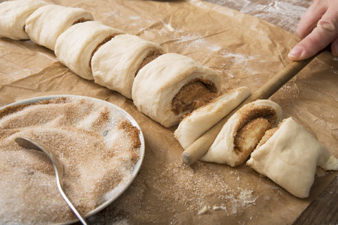 Franzbrötchen mit dem Stiel eines Holzlöffels formen - CSTF000321