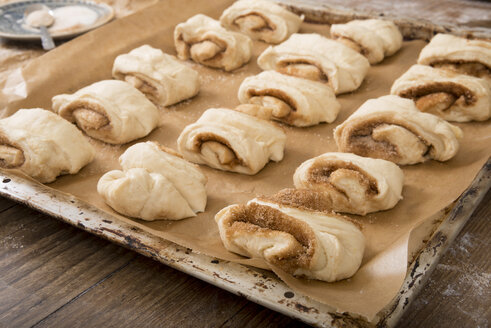 Rohe Franzbrötchen auf Backblech - CSTF000304