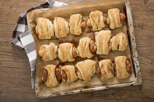 Gebackene Franzbrötchen auf dem Backblech - CSTF000307