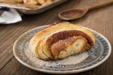 Teller mit Franzbrötchen, bestreut mit Zucker, Nahaufnahme - CSTF000324