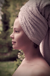 Porträt einer lächelnden Frau mit Handtuch auf dem Kopf - HOHF000754