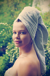 Porträt einer lächelnden Frau mit Handtuch auf dem Kopf - HOHF000755