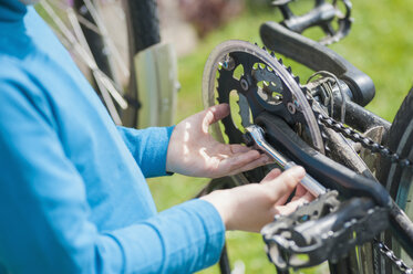 Kleiner Junge repariert Fahrrad, Teilansicht - MJF001093