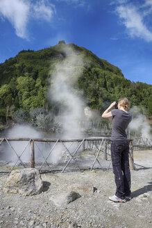 Portugal, Azoren, Sao Miguel, Furnas, Frau macht Foto von Caldeiras - ONF000501