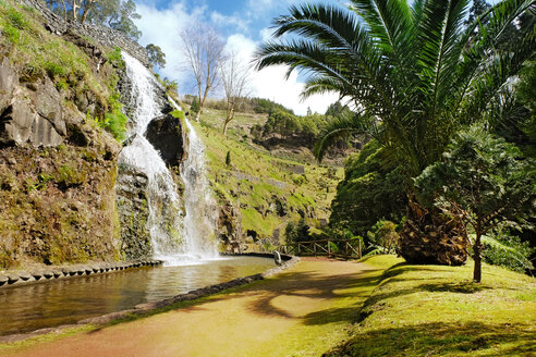 Portugal, Azoren, Sao Miguel, Wasserfall im Parque Natural da Ribeira dos Caleiroes - ON000543
