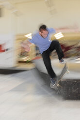 Skateboarder macht Wallie am Skateboardplatz - LAF000740