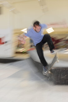 Skateboarder macht Wallie am Skateboardplatz - LAF000740