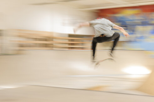 Skateboarder macht Kickflip am Skateboardplatz - LAF000741