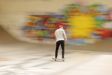 Skateboarder am Skateboardplatz - LAF000742