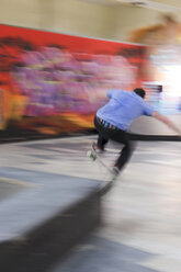 Skateboarder macht Wallie am Skateboardplatz - LAF000744