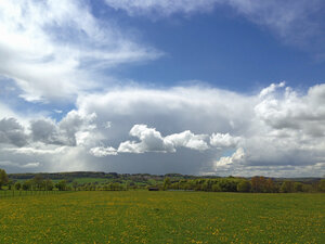 Regenwolken im April, Kalbach, Hessen, Deutschland - ONF000458