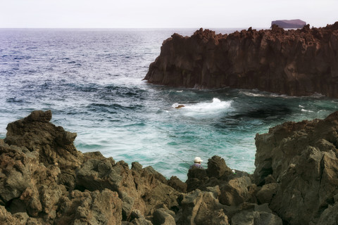 Portugal, Azoren,Sao Miguel, Fischer in der Piscina naturale di Ferreira, lizenzfreies Stockfoto