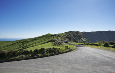 Portugal, Azoren,Sao Miguel, Auto auf der Straße bei Caldeira das Sete Cidades - ONF000471