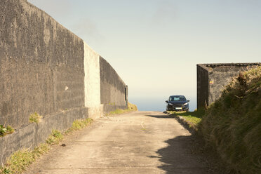 Portugal, Azoren,Sao Miguel, Auto steht in Caldeira das Sete Cidades - ONF000448