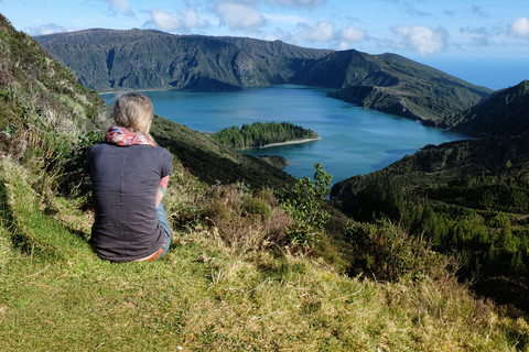 Portugal, Azoren, Sao Miguel, Tourist mit Blick auf die Aussicht, lizenzfreies Stockfoto