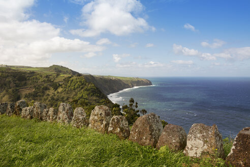 Portugal, Azoren, Sao Miguel, Steilküste am Miradouro da Despe-te Que Sua - ONF000510