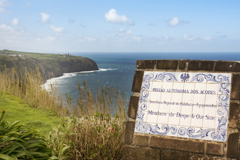 Portugal, Azoren, Sao Miguel, Steilküste am Miradouro da Despe-te Que Sua, lizenzfreies Stockfoto