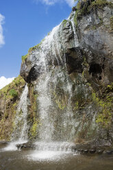 Portugal, Azoren, Sao Miguel, Wasserfall im Parque Natural da Ribeira dos Caleiroes - ONF000514