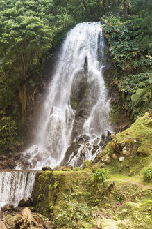 Portugal, Azoren, Sao Miguel, Wasserfall im Parque Natural da Ribeira dos Caleiroes - ONF000515