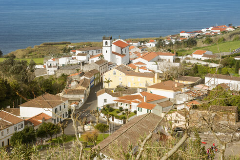 Portugal, Azoren, Sao Miguel, Dorf Feteirasan der Küste - ONF000519