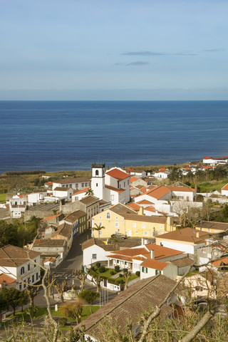 Portugal, Azoren, Sao Miguel, Dorf Feteirasan der Küste, lizenzfreies Stockfoto