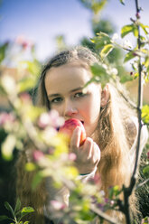 Porträt eines weiblichen Teenagers mit Apfel - SARF000561