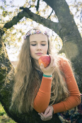 Porträt eines weiblichen Teenagers mit Apfel - SARF000565