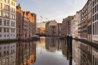 Deutschland, Hamburg, Nikolaifleet bei Sonnenuntergang - RJF000115