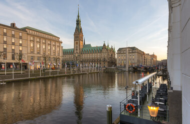 Germany, Hamburg, Kleine Alster with Hamburg City Hall in the background - RJF000116