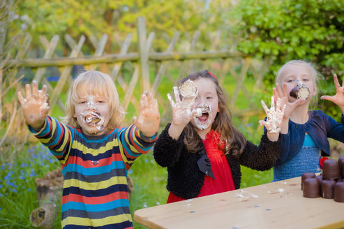 Drei Kinder machen einen Essenswettbewerb mit Schokoladen-Marshmallows - MJF001095