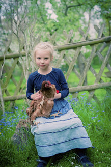 Porträt eines kleinen Mädchens mit Huhn - MJF001103