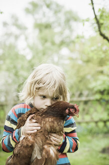 Porträt eines kleinen Jungen mit Huhn - MJF001104