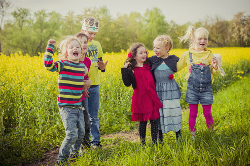 Sechs Kinder stehen vor einem Rapsfeld - MJF001111