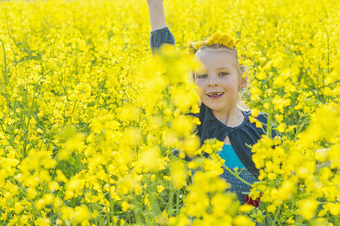 Kleines Mädchen sitzt im Rapsfeld - MJF001157