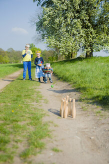 Drei Kinder auf dem Weg zum Bowling - MJF001121