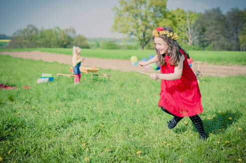 Kleine Mädchen laufen auf einer Wiese - MJF001124