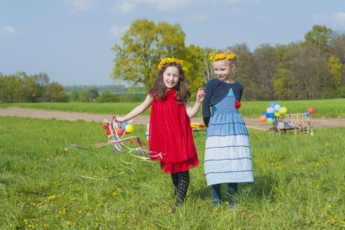 Zwei kleine Mädchen beim Spielen auf einer Wiese - MJF001128