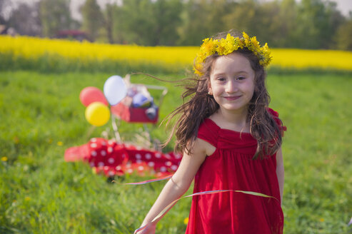 Porträt eines lächelnden kleinen Mädchens mit Blumen und rotem Sommerkleid - MJF001132