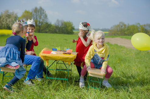 Fünf Kinder mit Papierkronen feiern Geburtstag - MJF001133